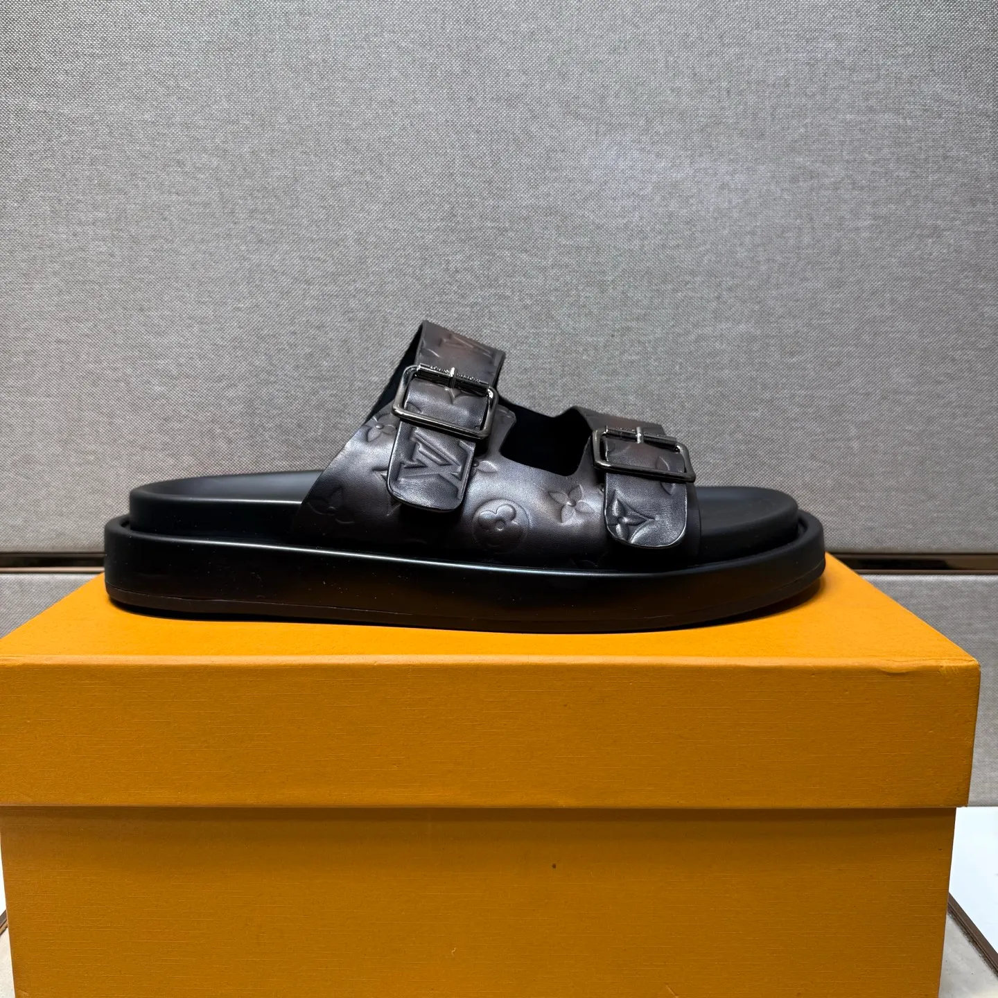 ⬛️Men's shoes 💰p400 [LV～] Men's casual slippers 2025z cabinet sales simultaneously 🔶Size: 39-44#️⃣ 🔷2 colors🔜The upper is made of cowhide stitching➕Genuine leather lining, comfortable and breathable, sole: original comfortable and wear-resistant outsole, ⚠️Real 📱Photographed🎬The real thing is better📢📢📢